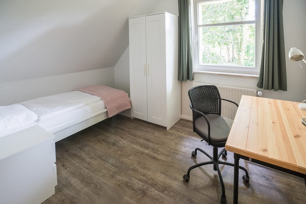 Einbettzimmer mit Blick in den Park